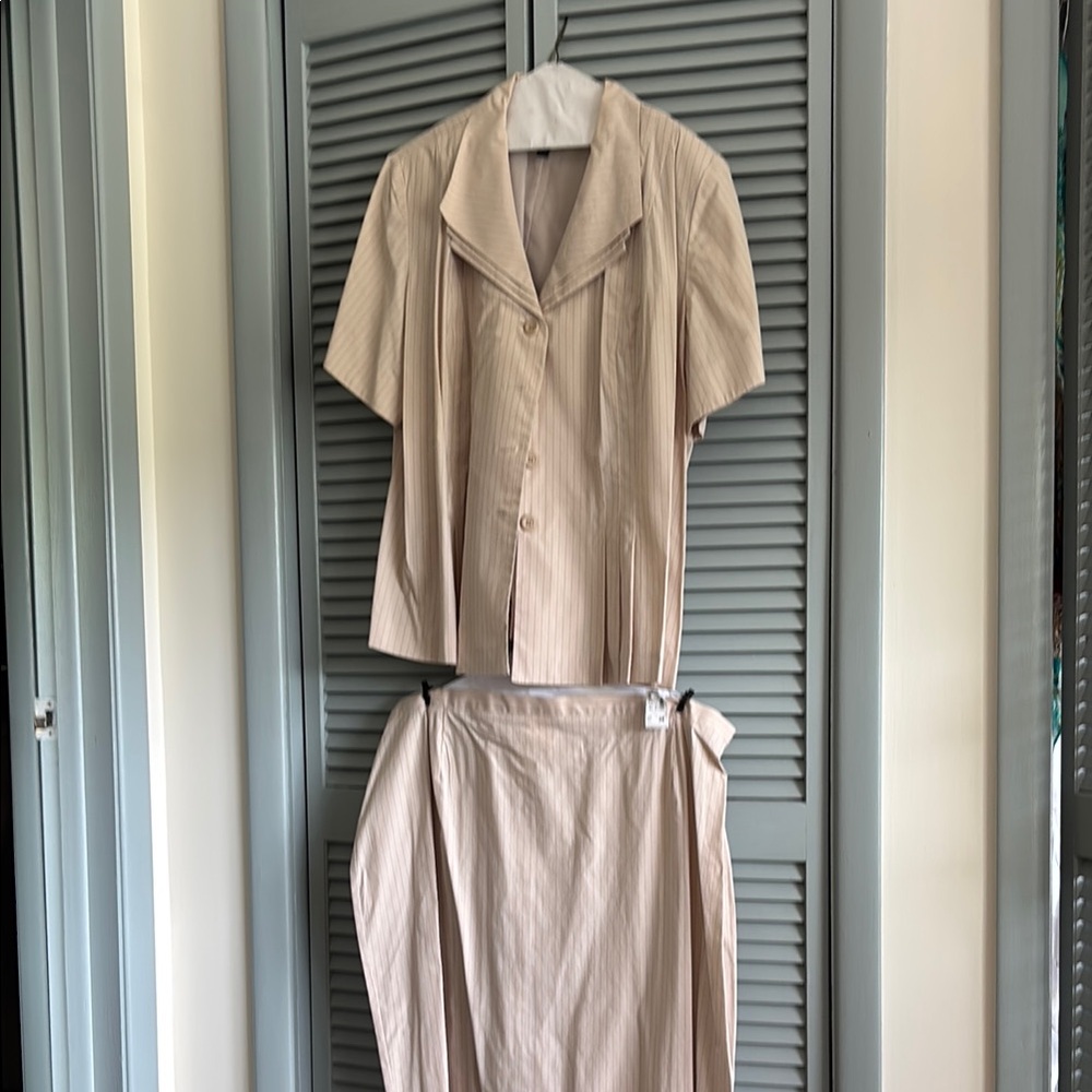 Elegant Beige Skirt Set